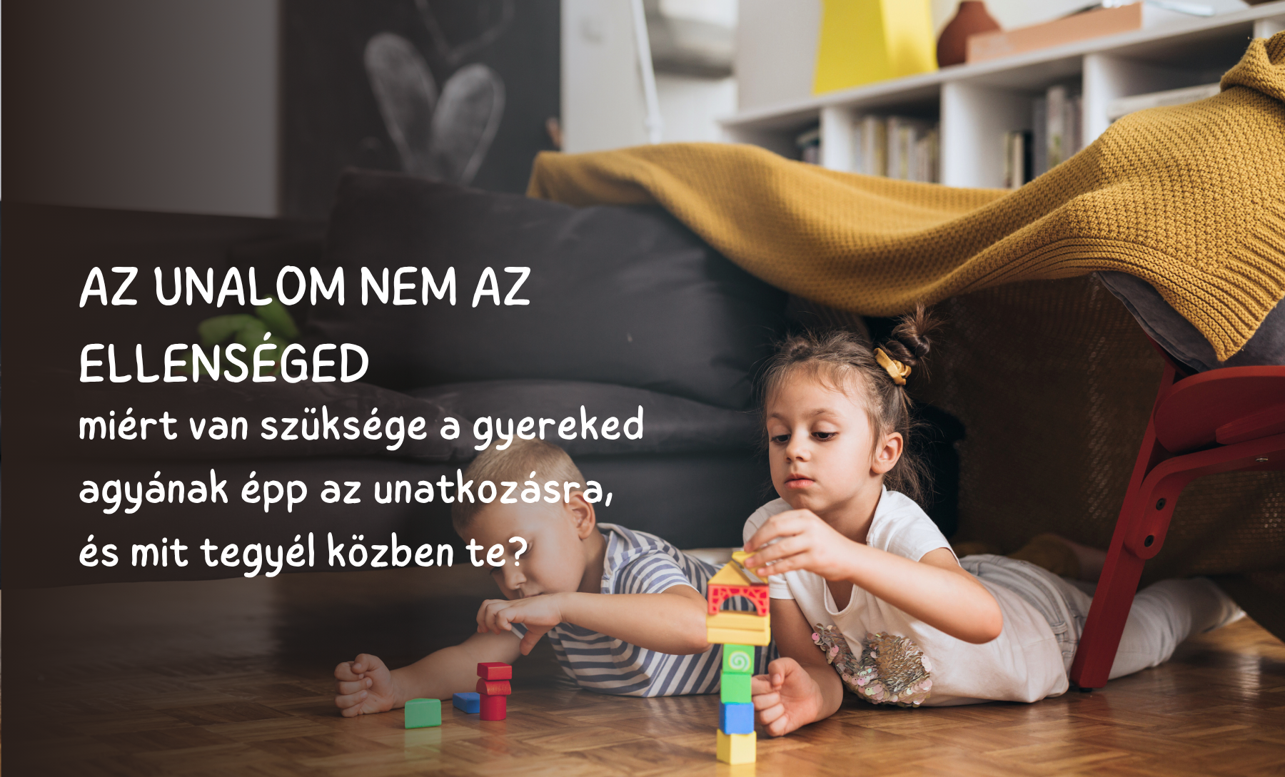 Kisgyerekek képernyő nélkül játszanak egy nyugodt nyári délelőttön.