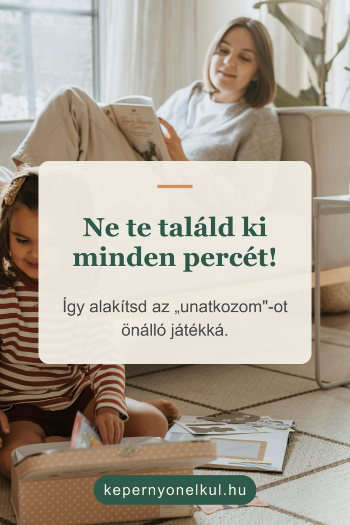 Szülő nyugodtan jelen van, miközben a gyerek a közelében önállóan játszik.